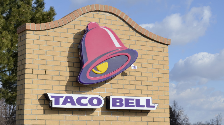 A taco bell logo on a brick wall