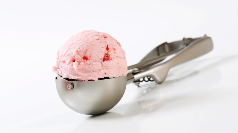 Ice cream scooper with scoop