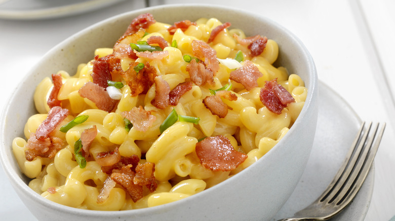 Macaroni and cheese with bacon