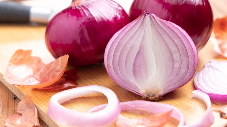 Sliced red onion on table