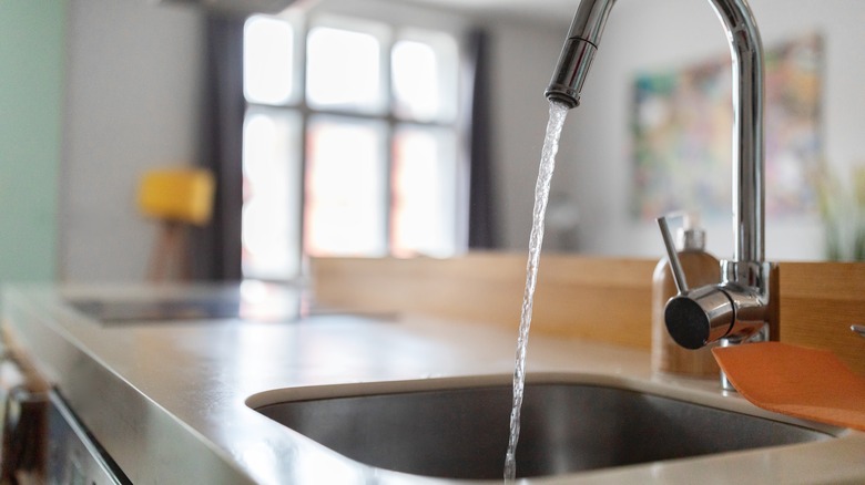 A sink pouring running water into a sink