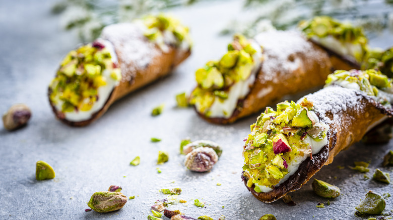 Cannoli with pistachio