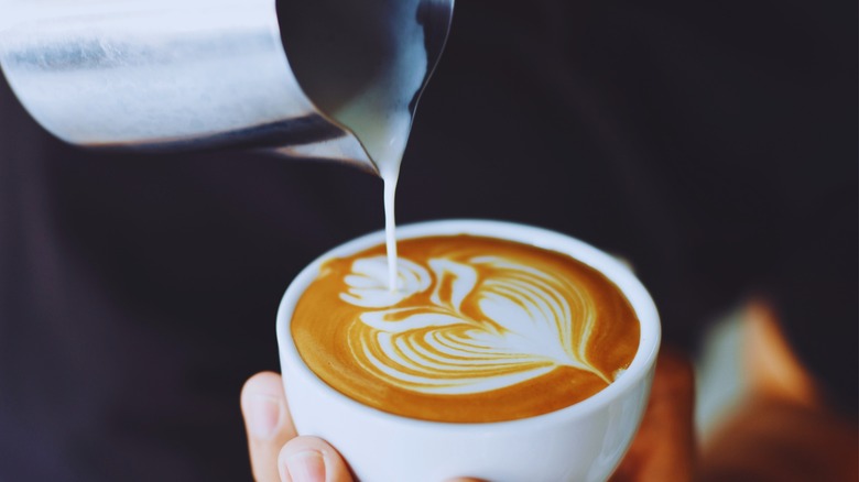 making latte art in cup