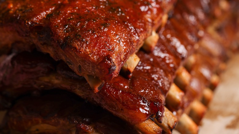 Ribs with tomato barbecue sauce