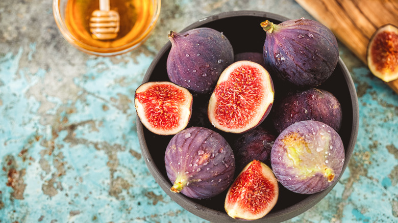 Bowl of sliced figs
