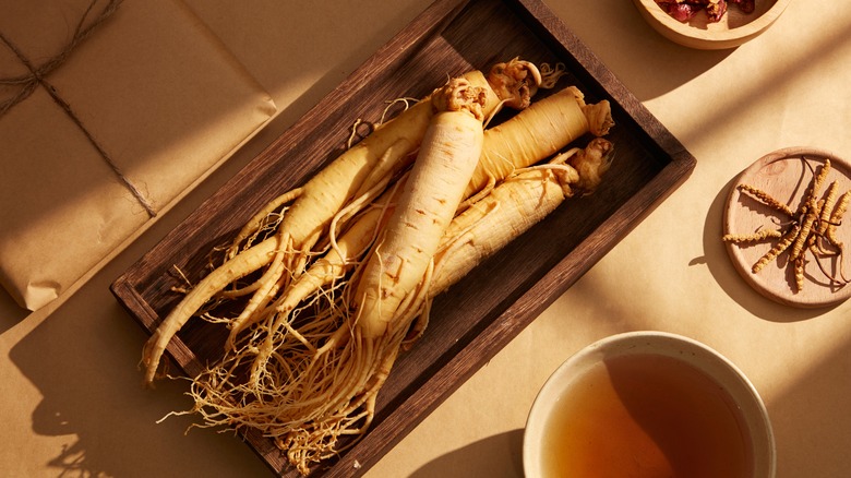 Ginseng roots and tea