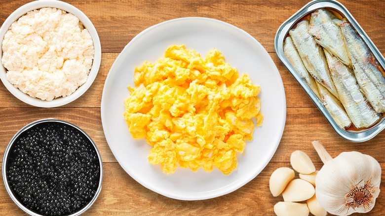 Scrambled eggs and additional ingredients