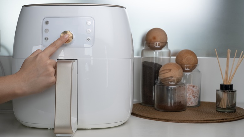 Hand operating air fryer
