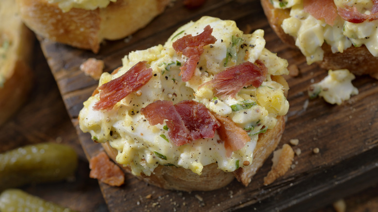 Egg crostini with bacon