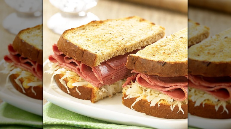 sliced corned beef sandwich