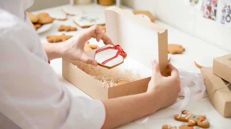 Placing cookies in shipping boxes