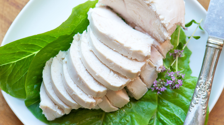 Sliced poached chicken