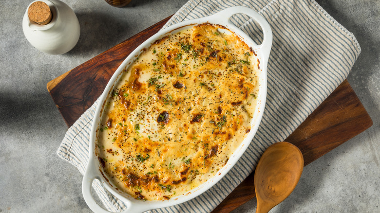 Cheesy au gratin potatoes with herbs