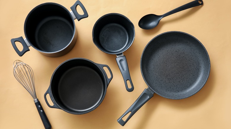 various frying pans and skillets of different sizes