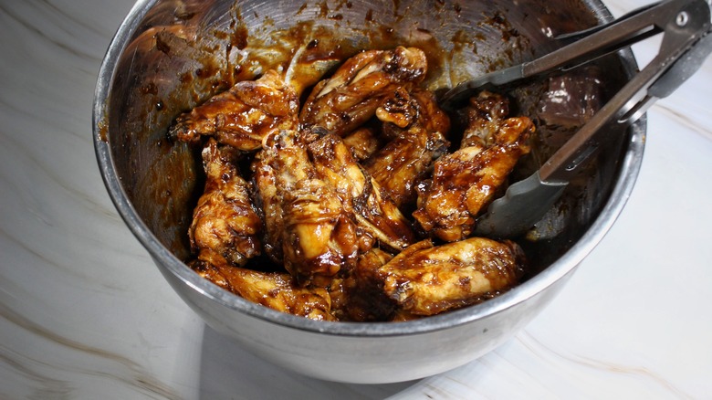 bowl of glzed chicken wings