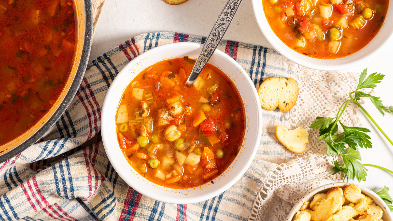 Базовий рецепт овочевого супу з помідорами та травами