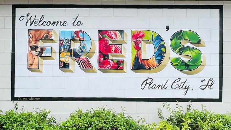 Sign saying "Welcome to Fred's Planet City, FL" on the outside of Fred's Market Restaurant