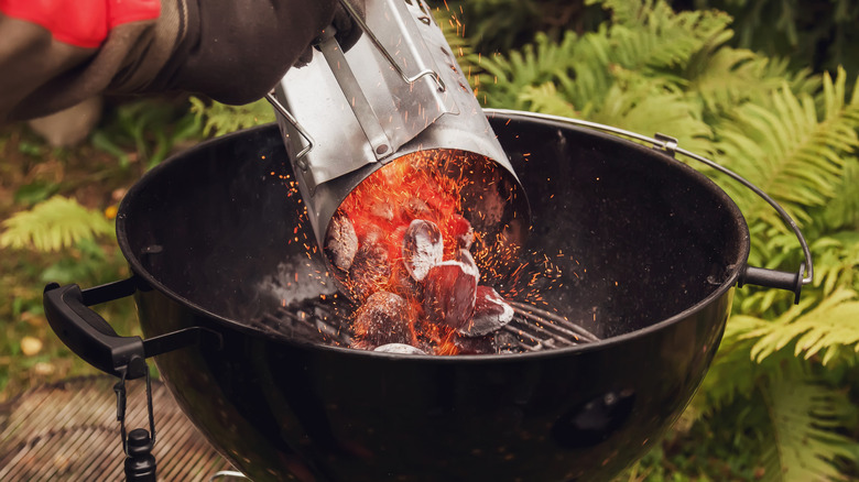 Grill with a chminey starter