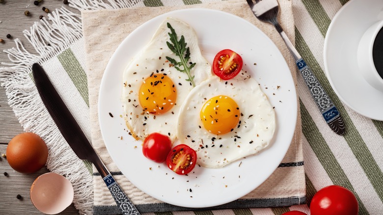 Fried eggs and cherry tomatoes