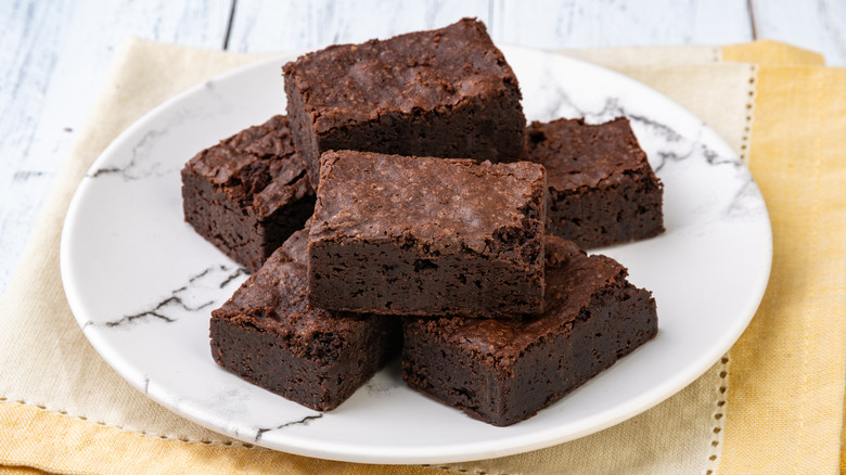 plate of fudgy brownies
