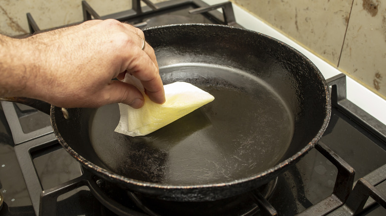 Hand seasoning a cast iron pan with oil