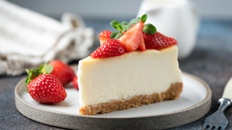 Strawberry cheesecake with crust