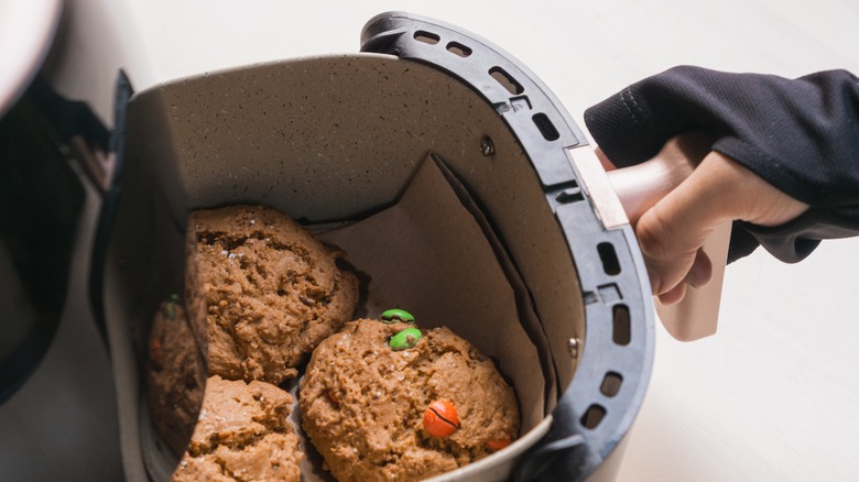 Baking chocolate chip cookies in air fryer