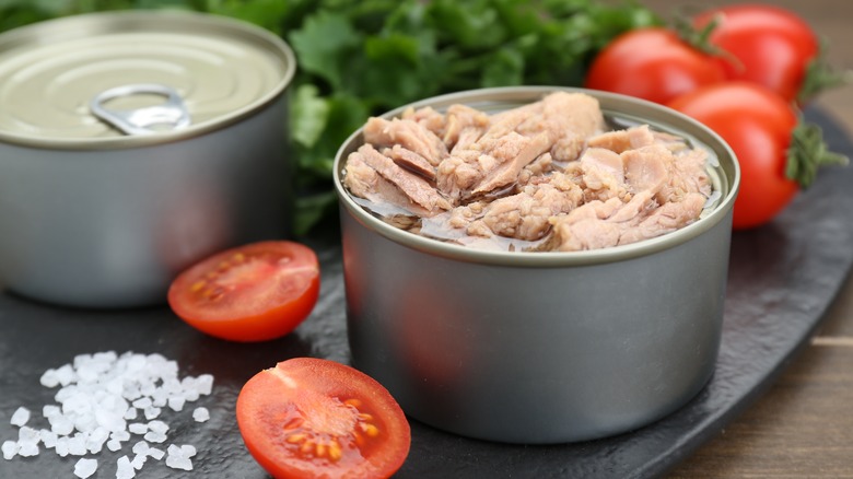 Canned tuna and fresh tomatoes