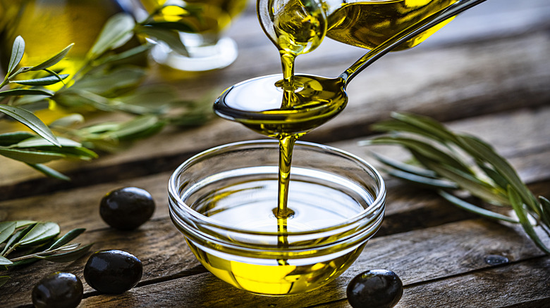 olive oil in glass bowl