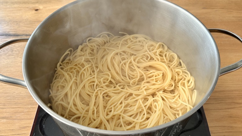 cooked spaghetti in pot
