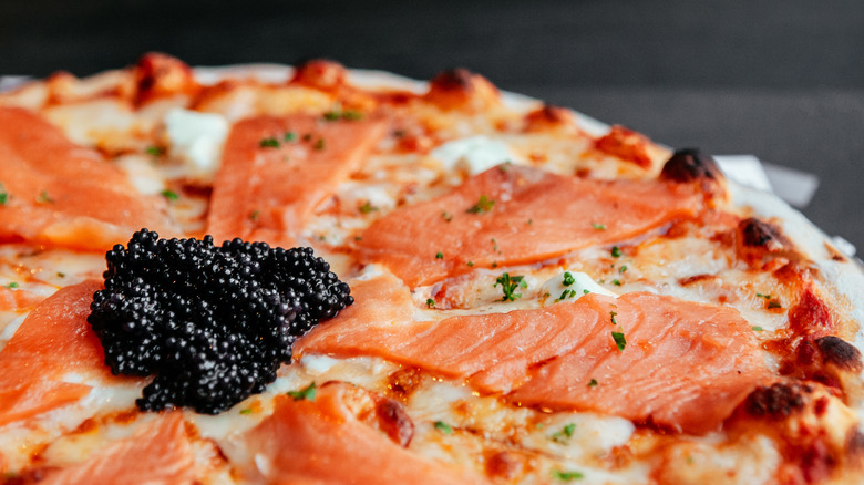 pzza with smoked salmon and caviar 