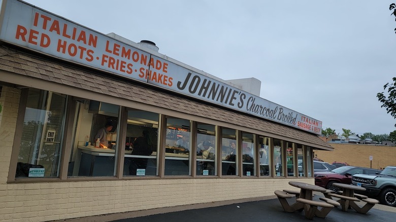 The outside of Johnnie's Beef in Chicago