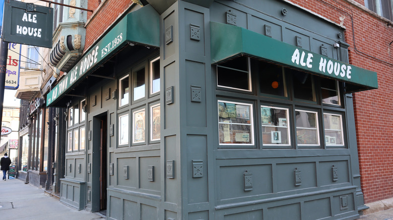 The outside of the Old Town Ale House in Chicago