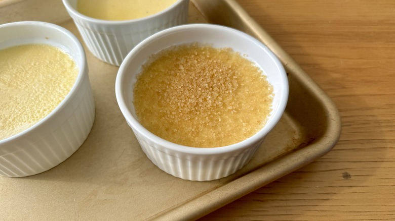 Sugar sprinkeld over crème brûlée