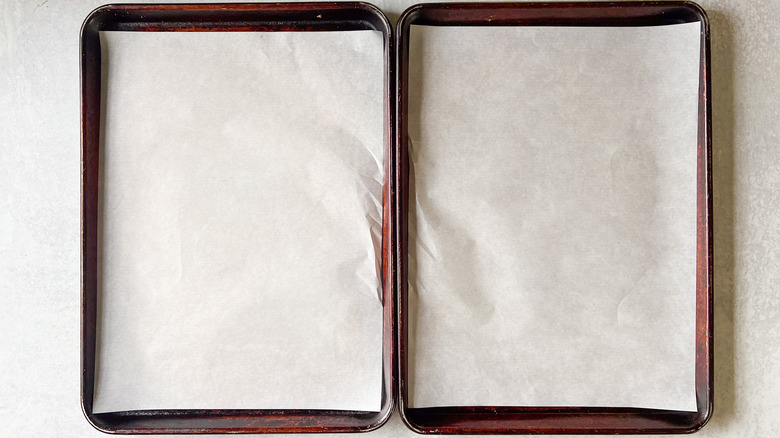 2 baking sheets lined with parchment paper