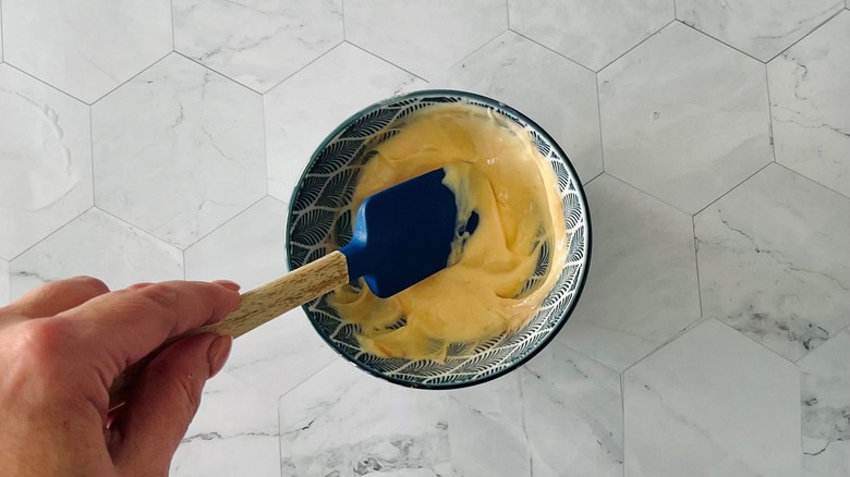 stirring mayonnaise sriracha mixture