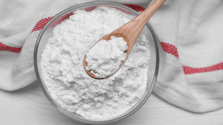 A top-down view shows a bowl of starch.