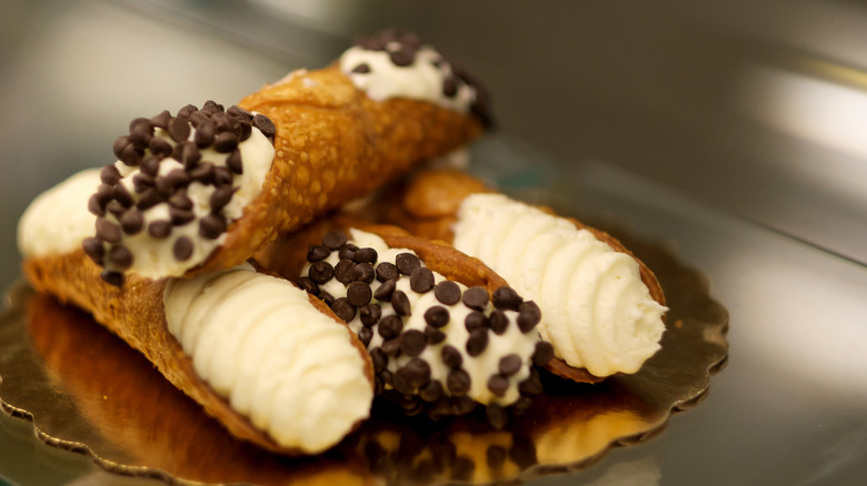 Standard cannoli in the shell