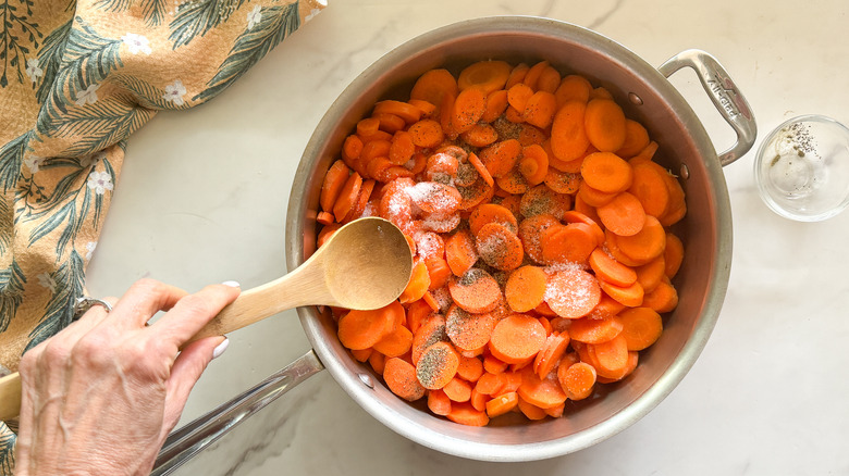 carrots in pan