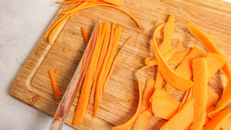 Cutting carrot shavings into thin stripes