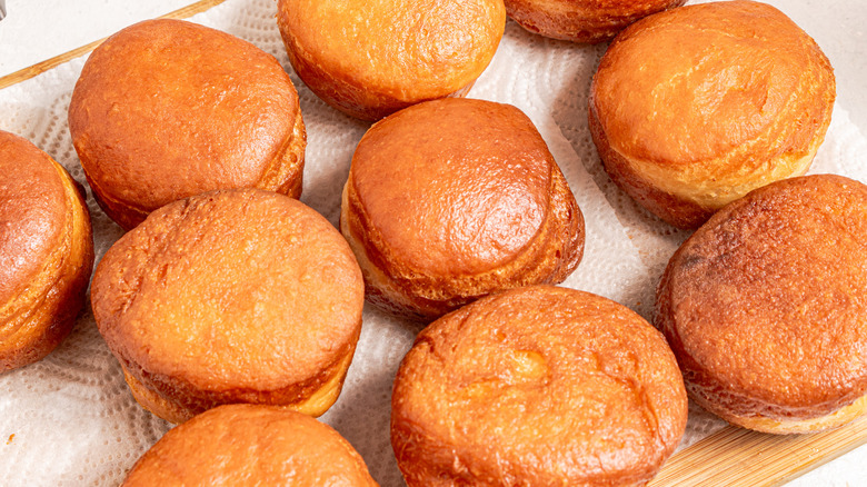 Fried donuts laying on a paper towel