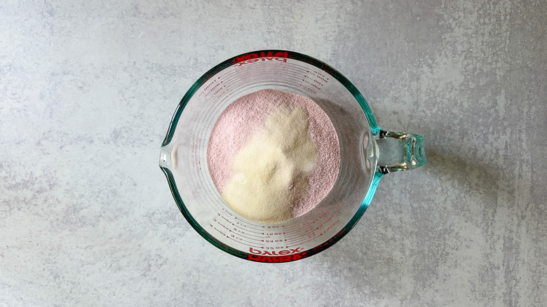 gelatin powder in measuring cup