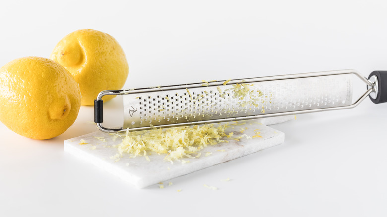 Microplane grater with lemons