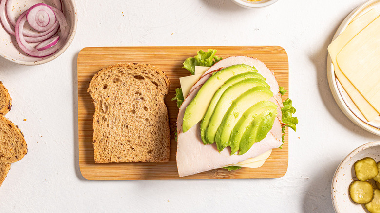 bread with turkey and avocado