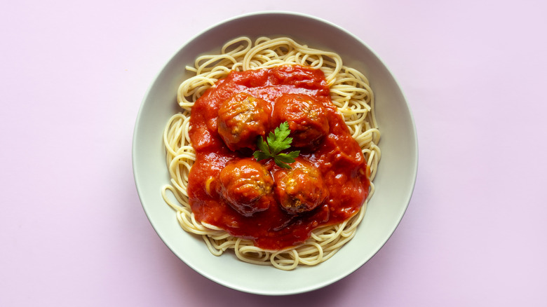 A bowl of spaghetti and meatballs