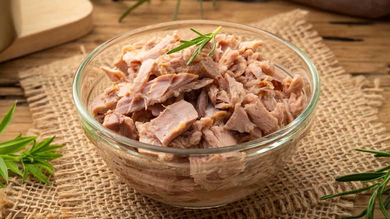 Canned tuna in brine