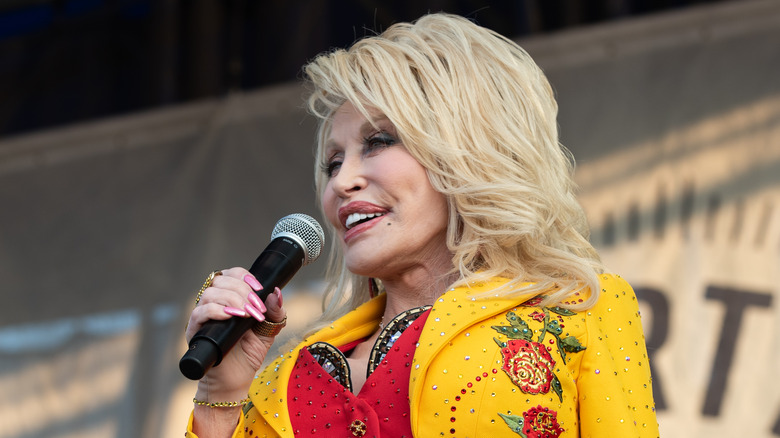 Dolly Parton on stage