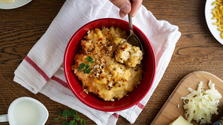 creamy mac and cheese with breadcrumbs