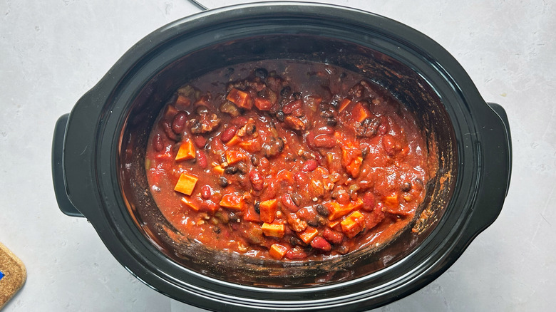 chili in slow cooker