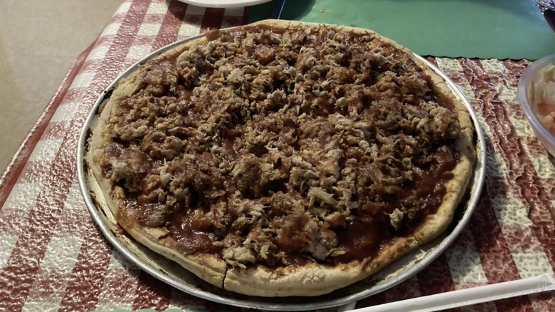 barbecue pork-topped pizza pie